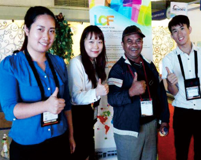 mile米乐集团外贸业务人员与客户朋友合影