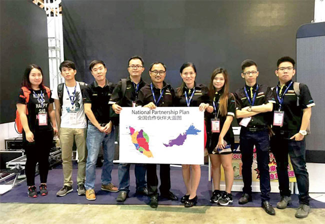 第27届马来西亚国际广告及LED展mile米乐集团工作人员合影