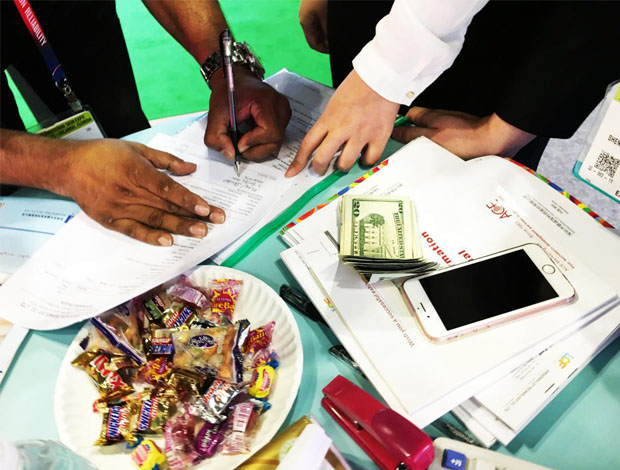 美国ISA广告标识展览会上mile米乐集团董事长黄青锋、外贸黄勇强、蒋园春、何巧玲与客户合影