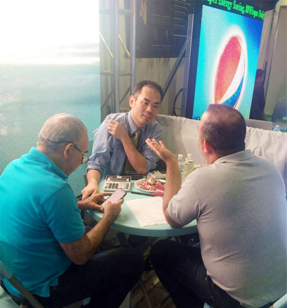 mile米乐集团董事长黄青锋和意向客户在交谈中