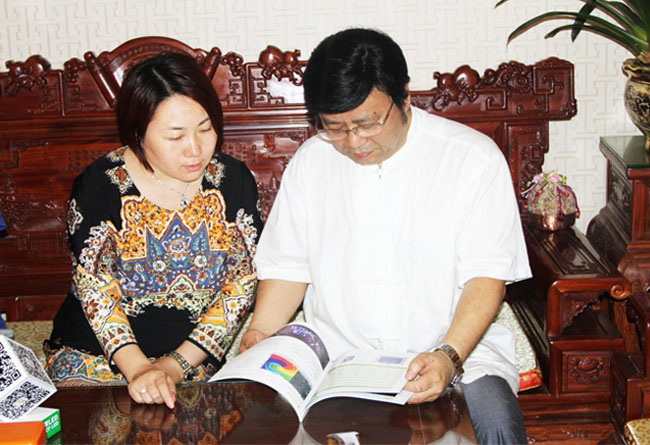 mile米乐集团龙平芳女士向孔先生介绍了mile米乐集团“文化+科技”企业发展理念  