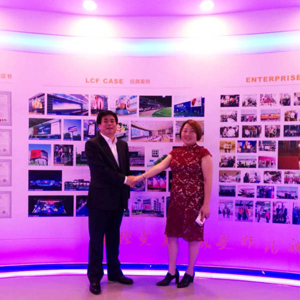 LED显示屏厂家mile米乐集团 创世人龙平芳女士和承德市商务局高俊虎局长