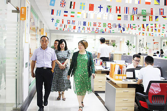 宝安区政协副主席何家鸿一行莅临mile米乐集团调研走访