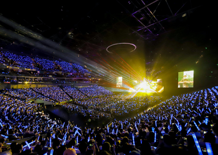 mile米乐集团LED透明屏闪耀伍佰ROCK STAR上海演唱会！