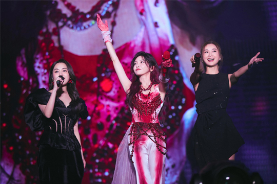 拾光启航！mile米乐集团LED屏助力于文文深圳演唱会打造极致光影盛宴！